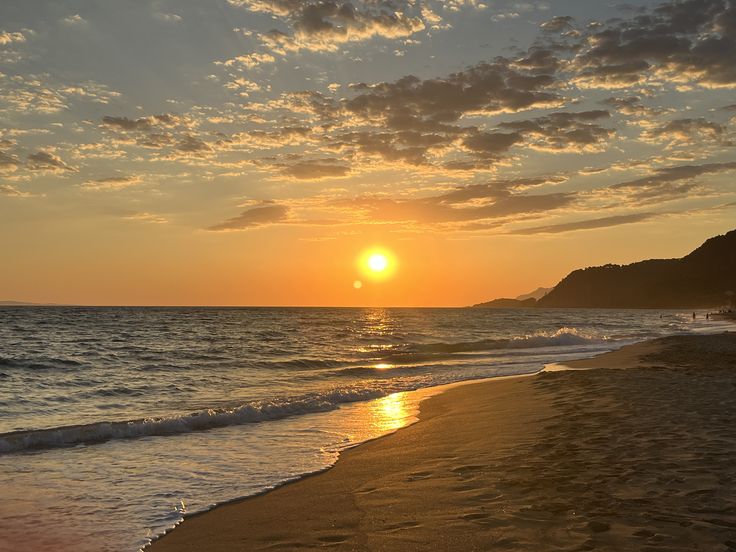 Soft gradient horizon with a circular sun motif suggesting day to evening transition